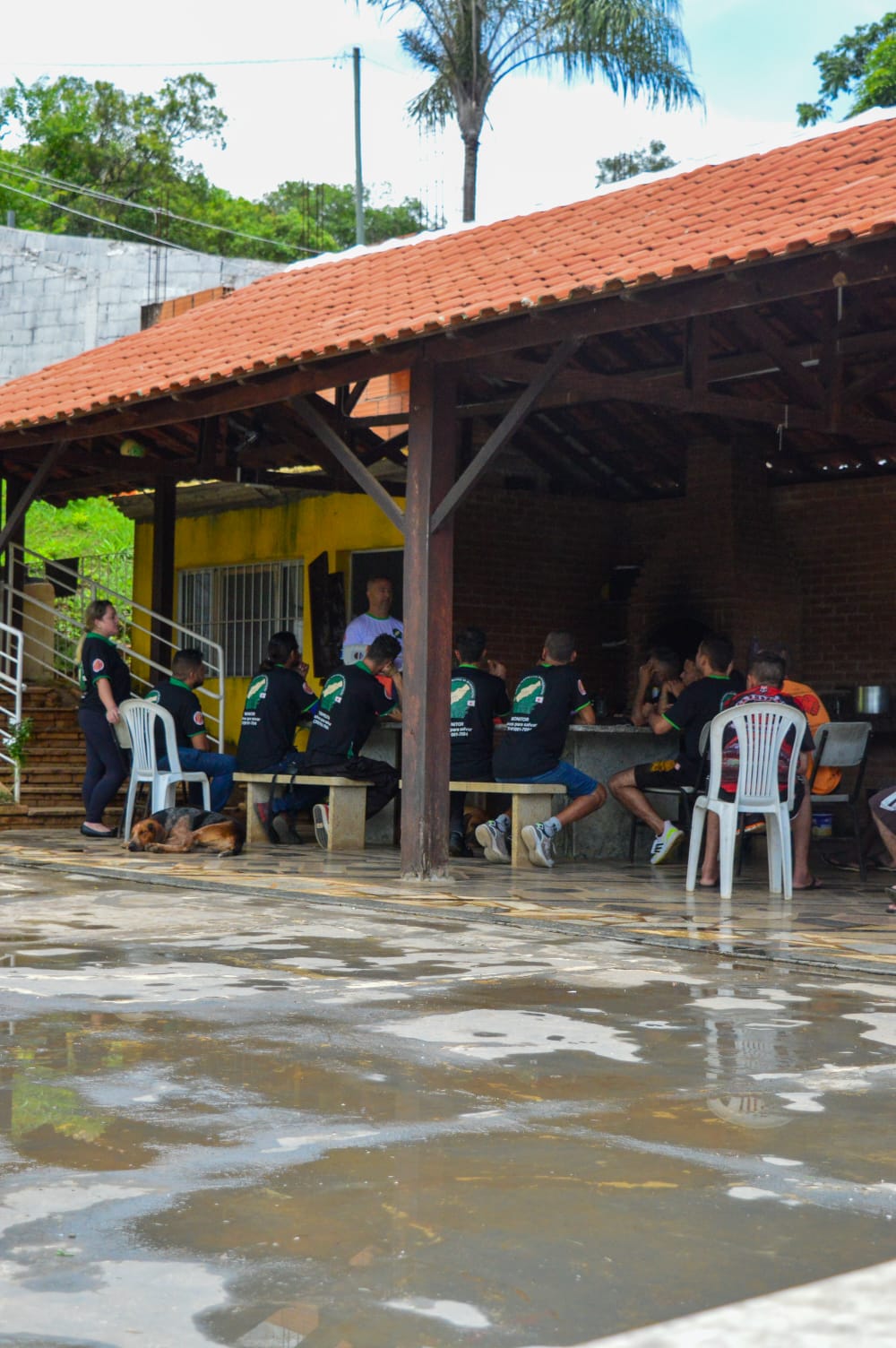 Refeitório coberto com mesas comunitárias