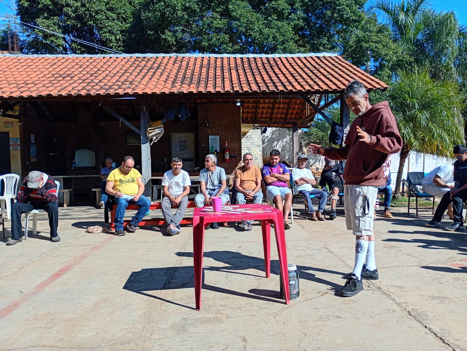 Reunião diária dos acolhidos na área de convívio da CTR Reaprendendo a Viver