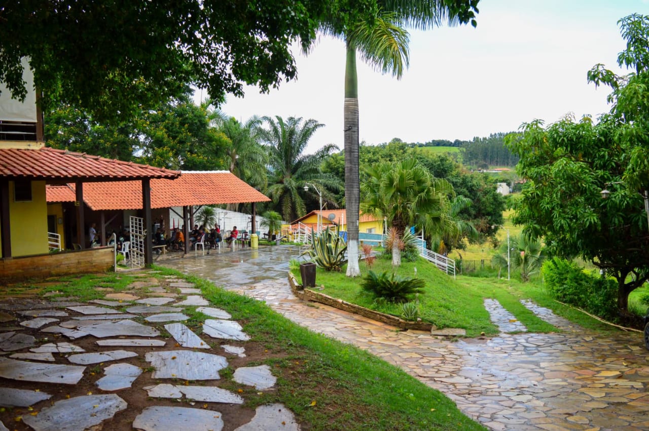 Caminho de pedras entre os jardins do sítio